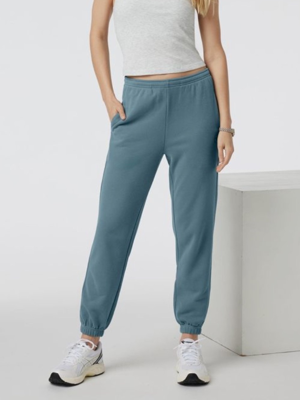 Vuori Sedona Sweatpants in Smoke Blue Size S - Picture 2 of 5